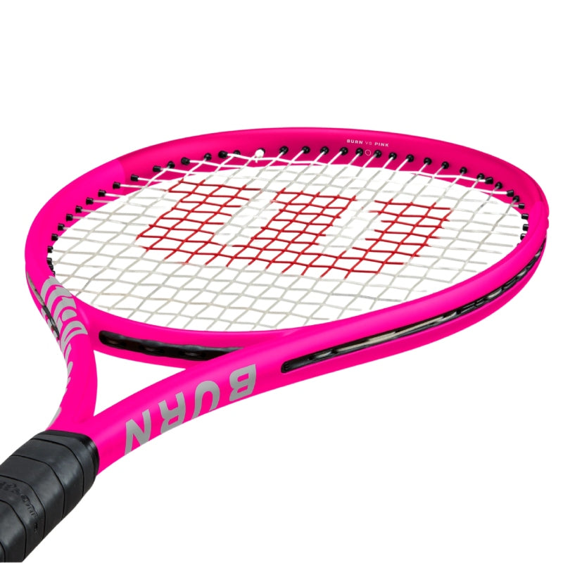 Тенис ракета Wilson Burn V6 105 S в розов цвят с мрежа и лого на Wilson.