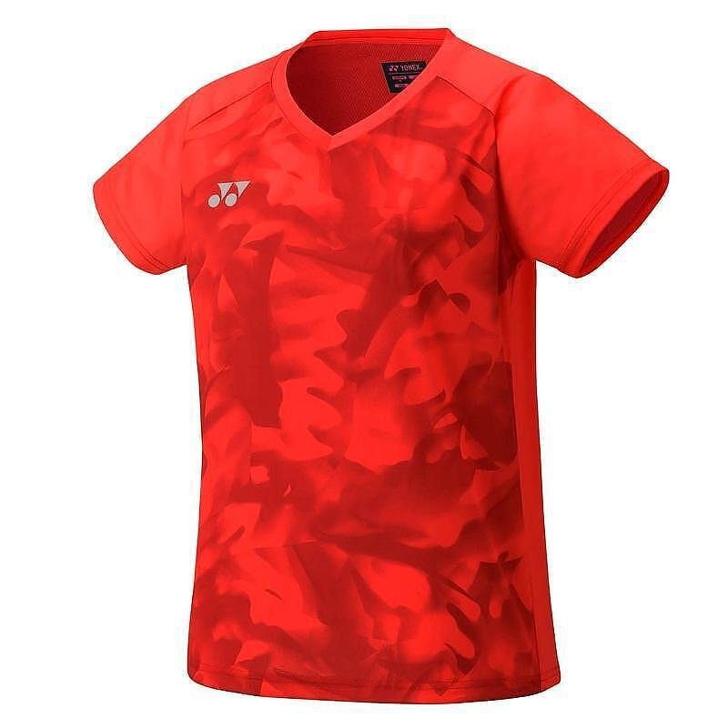 Tricou de damă Yonex CREW NECK SHIRT Pearl Red – stil sportiv, protecție UV și material cu uscare rapidă pentru echipament de tenis.