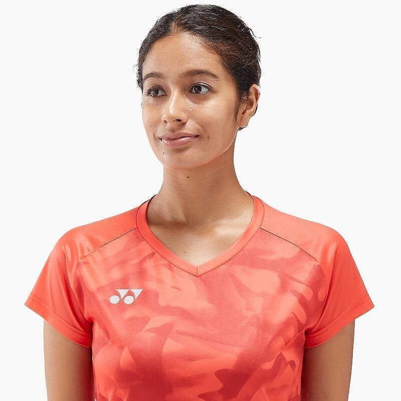 Tricou de damă Yonex CREW NECK SHIRT Pearl Red, model sportiv cu decolteu în V și confort pentru tenis și padel