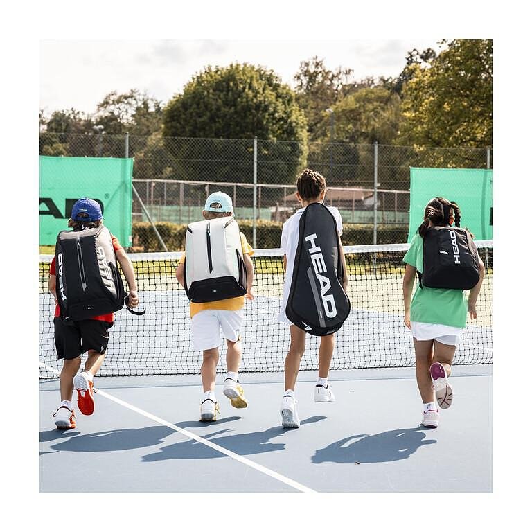 Kids with Head Tour Kids 14L Backpack on a tennis court – lightweight and comfortable tennis backpack for sports and training