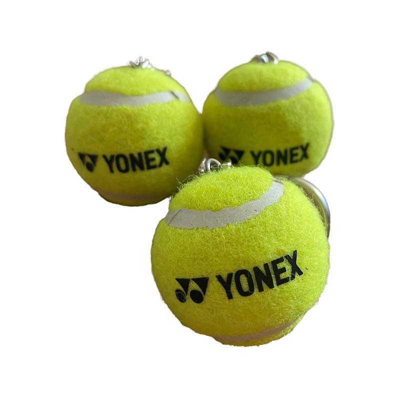 Ключодържател Yonex ACKEYB4 с тенис топка Yonex – стилен подарък за фенове на yonex, тенис ракети и тенис екипировка.