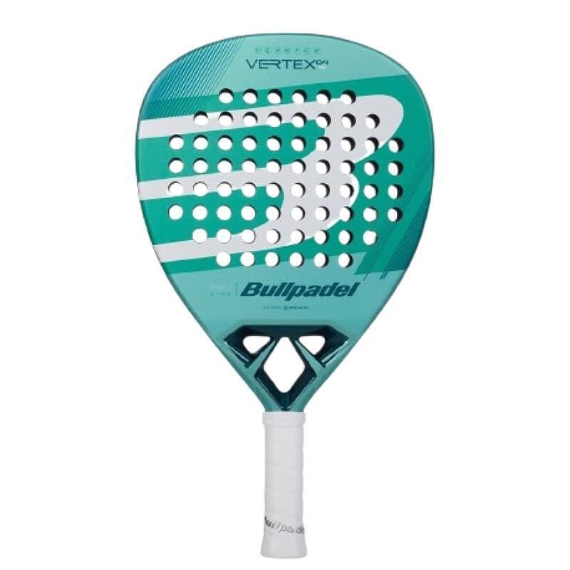 Подаръчен комплект Bullpadel Vertex 04 Woman Pack, включващ ракета Vertex 04 Woman, раница Vertex, оувъргрип и топки NEXT PRO – идеален избор за падел играчи.