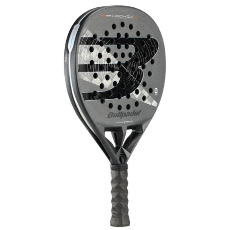 Bullpadel Hack 04 Hybrid 26 padel racket with TRICORE, 3D Grain, Vibradrive, MultiEva and Aluminized Carbon 18K technologies for control and power in offensive shots and counterattacks. For advanced players