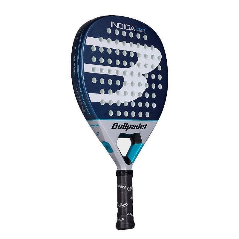 Rachetă de padel Bullpadel Indiga Power 2026 cu formă de diamant, față Polyglass, nucleu SoftEva și ramă CarbonTube, destinată jucătorilor începători cu stil ofensiv.