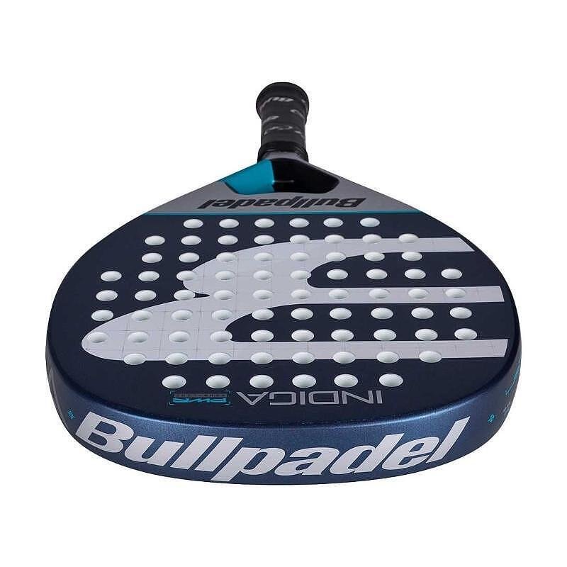 Rachetă de padel Bullpadel Indiga Power 2026 cu formă de diamant, față Polyglass, nucleu SoftEva și ramă CarbonTube, destinată jucătorilor începători cu stil ofensiv.