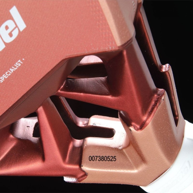 BULLPADEL VERTEX 05 W – women’s padel racket with a diamond shape, Fibrix surface, CloudEva core, and Cloud Technology for power, comfort, and minimal vibrations.