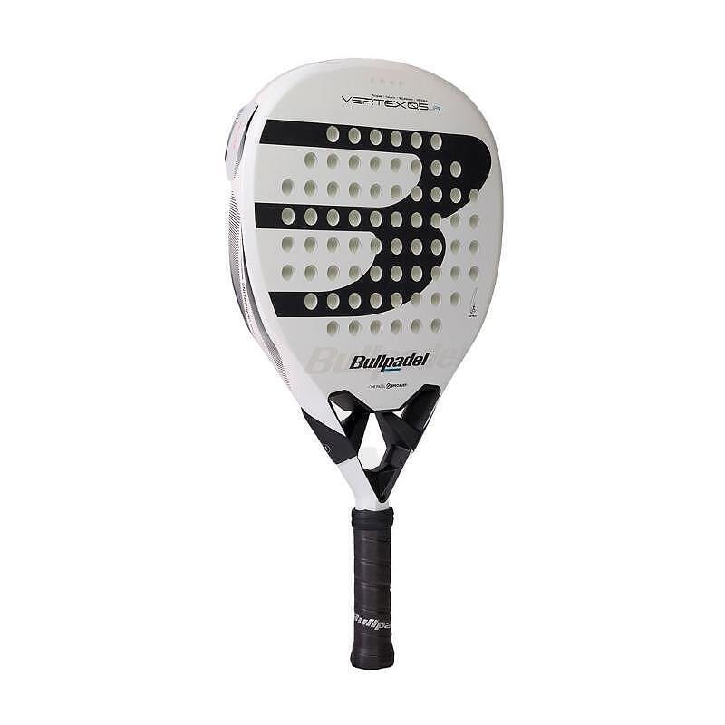 Rachetă de padel Bullpadel Vertex Jr Boy 26 cu formă de diamant, suprafață Polyglass, nucleu Evalastic și cadru din carbon CarbonTube, destinată jucătorilor tineri avansați.