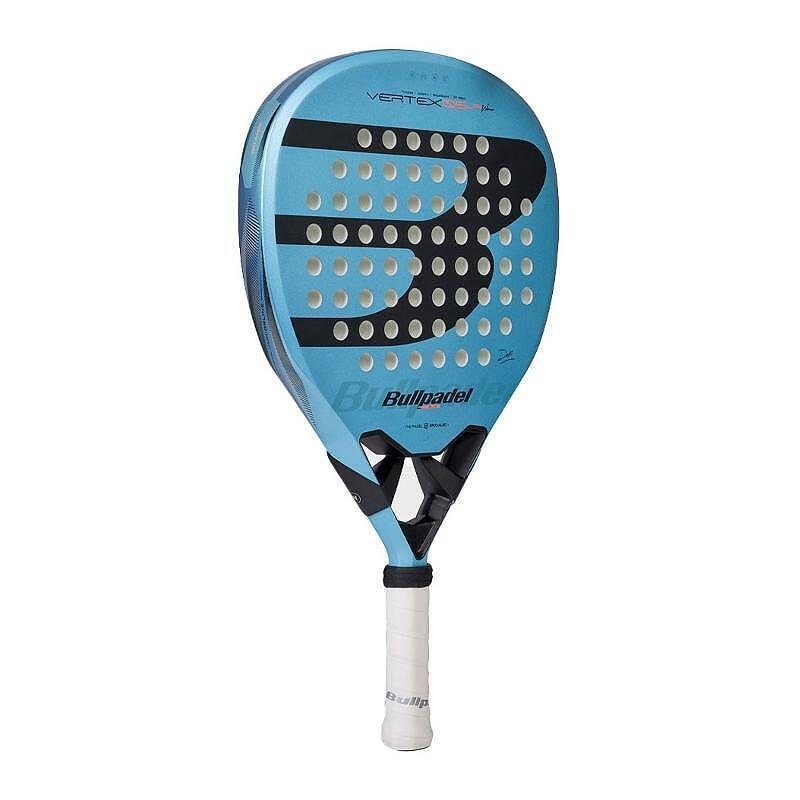 Rachetă de padel Bullpadel Vertex Jr Girl 26 cu formă de diamant, față Polyglass, nucleu Evalastic și ramă din carbon CarbonTube, destinată jucătoarelor tinere avansate.