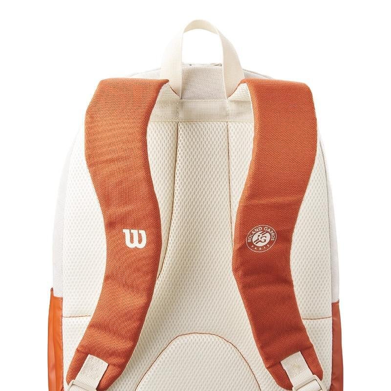 Раница Wilson Team Roland Garros с елегантен дизайн, простор и място за до две ракети, идеална тенис екипировка и тенис сакове.