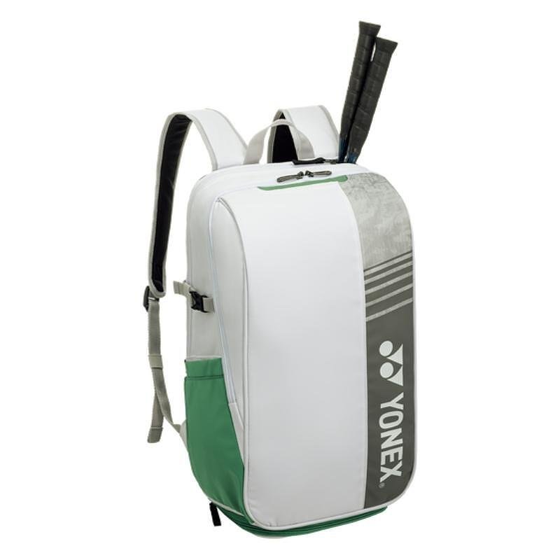 Rucsac Yonex Club White – rucsac de tenis alb Yonex cu compartimente pentru rachete, pantofi și echipament, ideal pentru antrenamente.