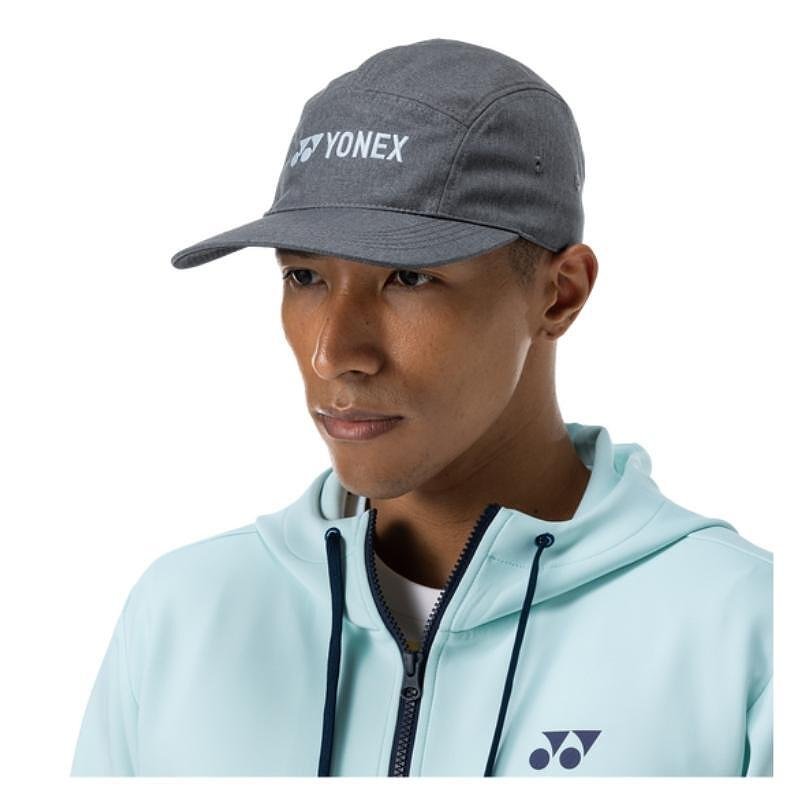 Шапка Yonex Cap 40096 Charcoal – стилна унисекс шапка за комфорт и стабилност, идеална за тенис и падел екипировка.