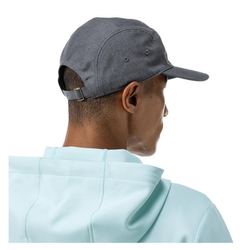 Шапка Yonex Cap 40096 Charcoal - стилна графитена унисекс шапка за комфорт, стабилност и индивидуално регулиране.