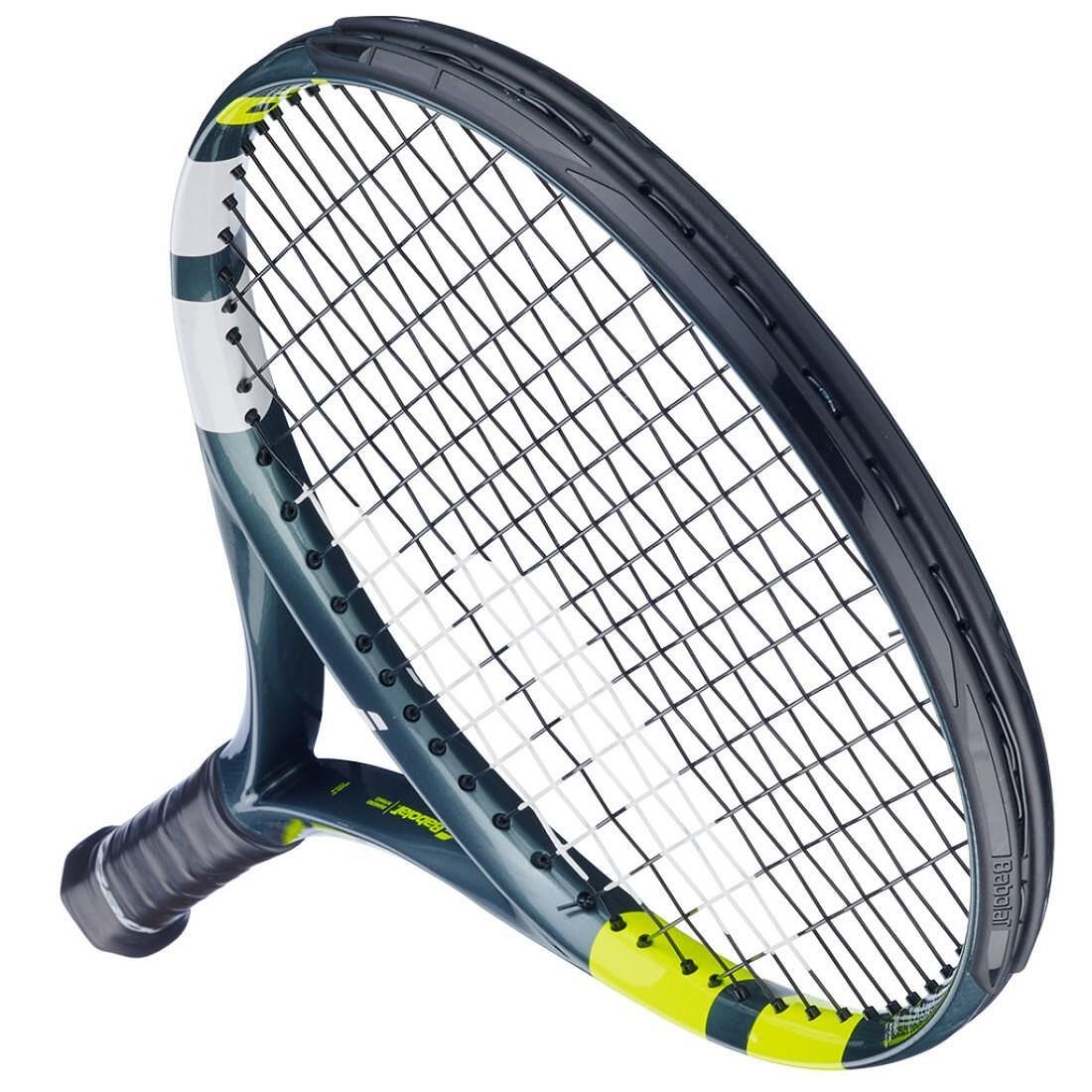 Rachetă de tenis Babolat Aero Junior 25 pentru tineri jucători, cadru ușor din grafit-aluminiu cu manevrabilitate excelentă.