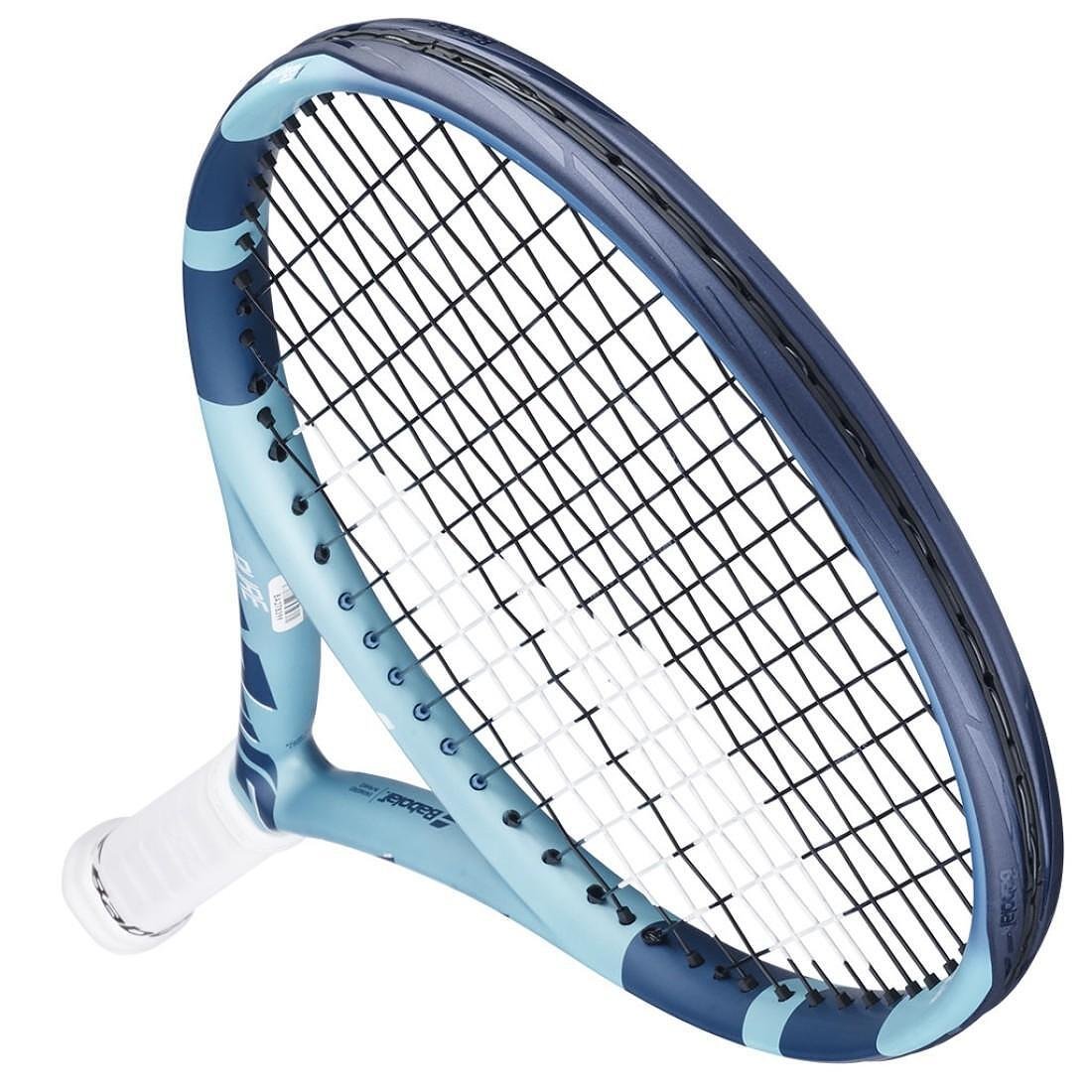 Rachetă de tenis Babolat Pure Drive Junior 25 Gen11 Light Blue – rachetă ușoară pentru copii, potrivită pentru tineri jucători avansați.