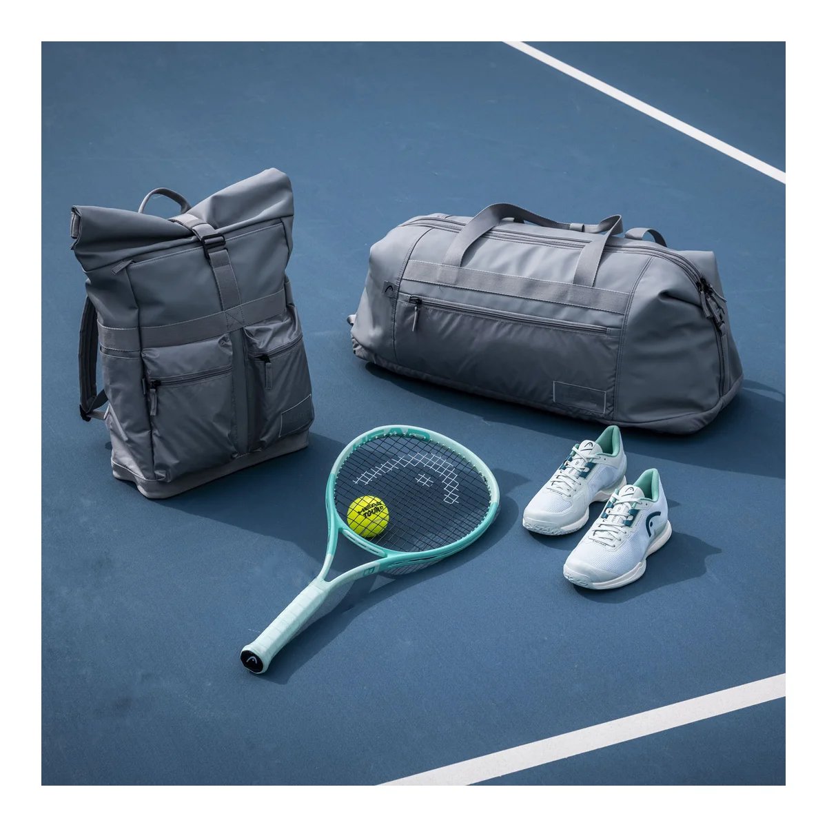 Rachetă de tenis HEAD Boom Team L Alternate 2024 pe teren, cu geantă de tenis și echipament de tenis