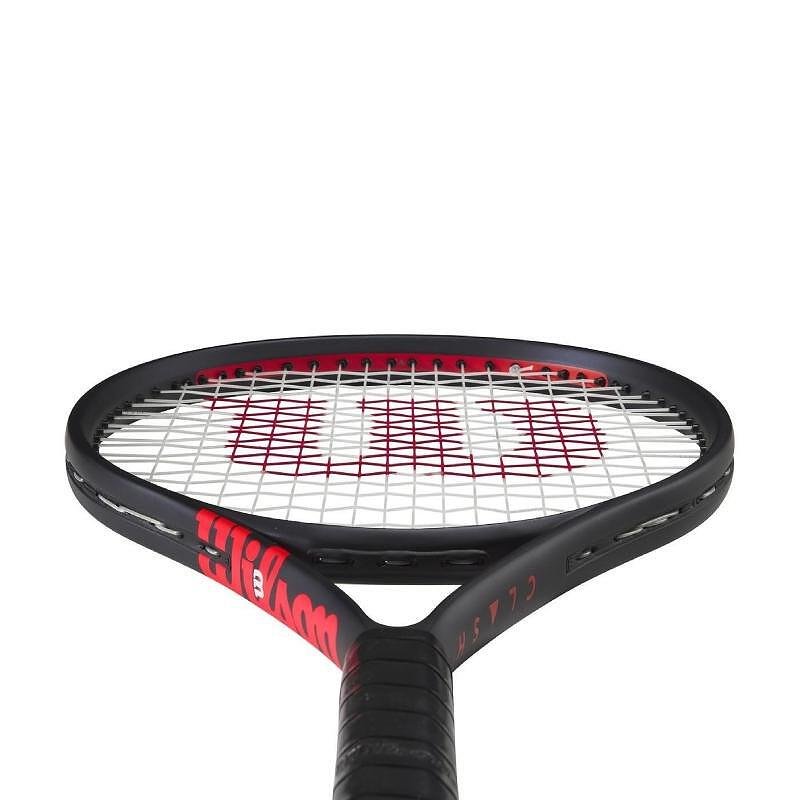 Wilson Clash 26 V3.0 tennis racket – a lightweight junior racket with comfort, control, and a black design.