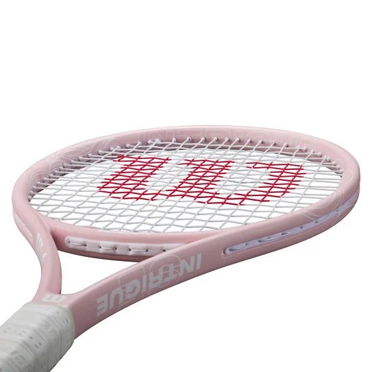 Rachetă de tenis Wilson Intrigue SE în culoare roz, cu construcție ușoară din grafit și cap mare pentru confort și control