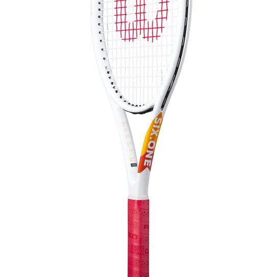 Rachetă de tenis Wilson Six One – o rachetă de tenis Wilson ușoară, manevrabilă și preîncordată, pentru putere, control și spin.