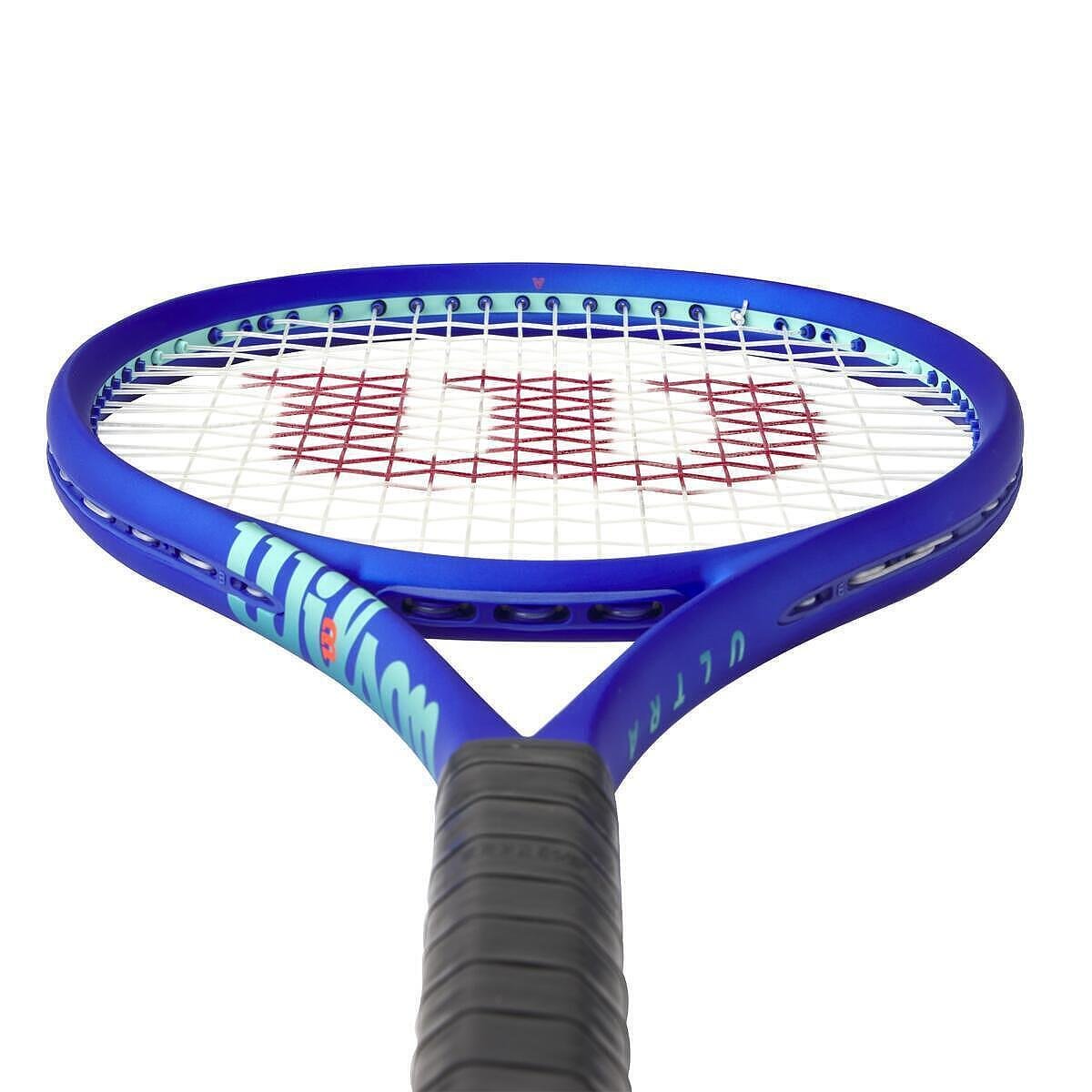 Wilson Ultra 100L V5 tennis racket, a light and powerful Wilson racket for control and playability