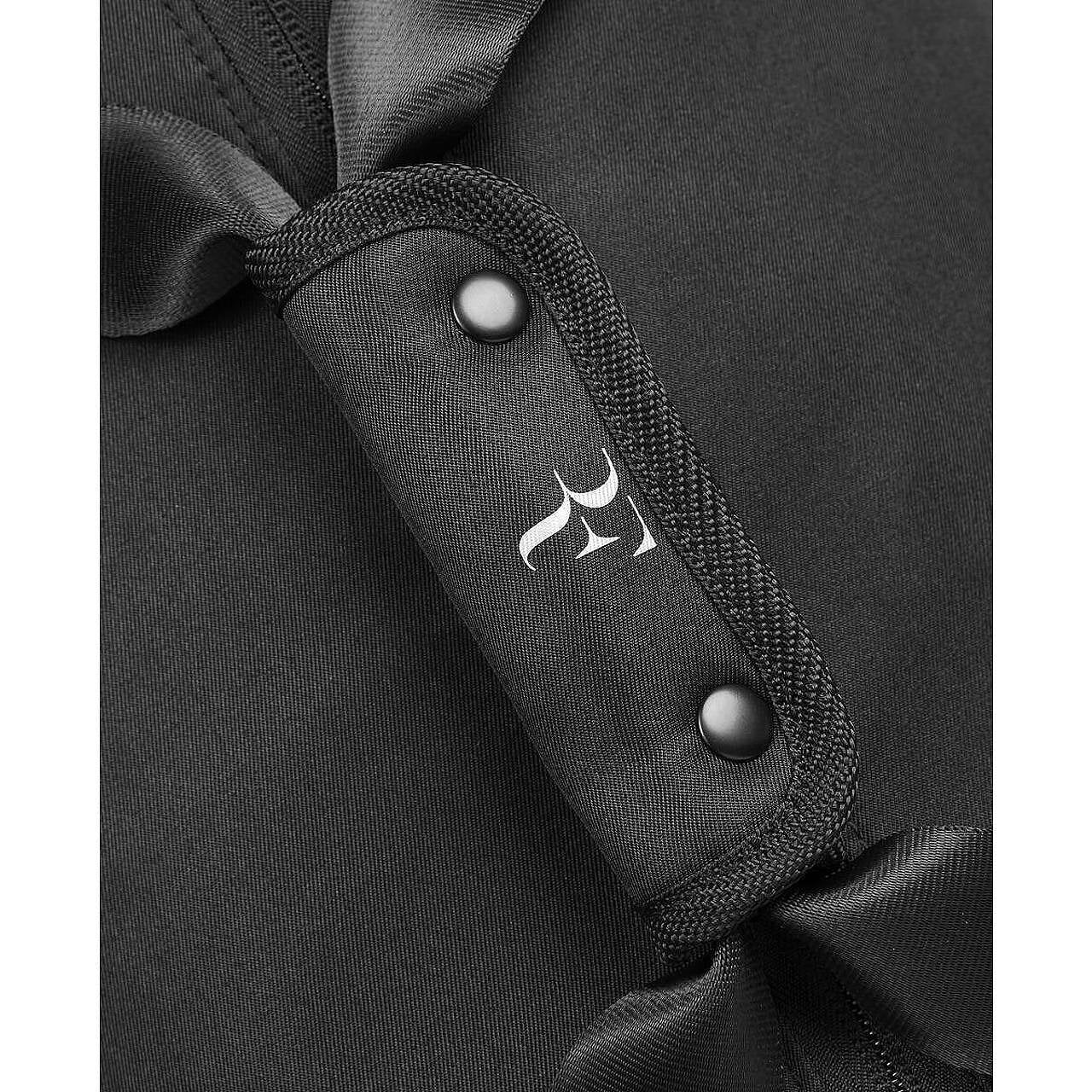 Тенис сак Wilson RF Roger Federer Duffel - 6 ракети, детайл с RF лого и здрави дръжки за тенис екипировка и тенис сакове
