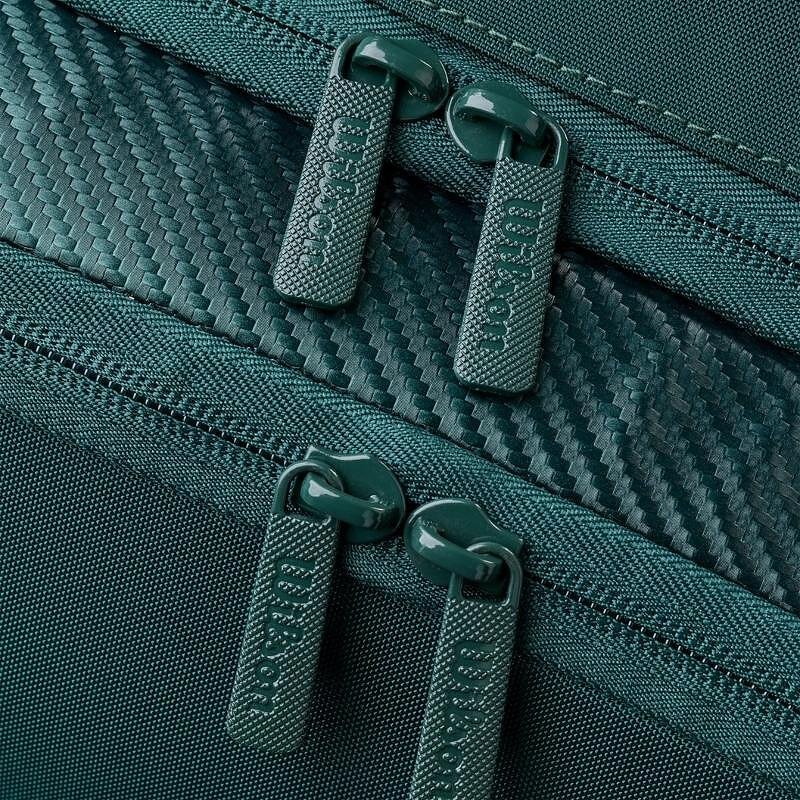 Wilson Blade V10 thermal bag - 9 rackets, close-up of zippers and fabric for Wilson Blade tennis bag