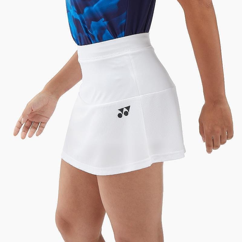 Дамска пола Yonex YW0036 White – бяла тенис пола с вътрешен шорт, лека и бързосъхнеща, за комфорт и свобода на корта