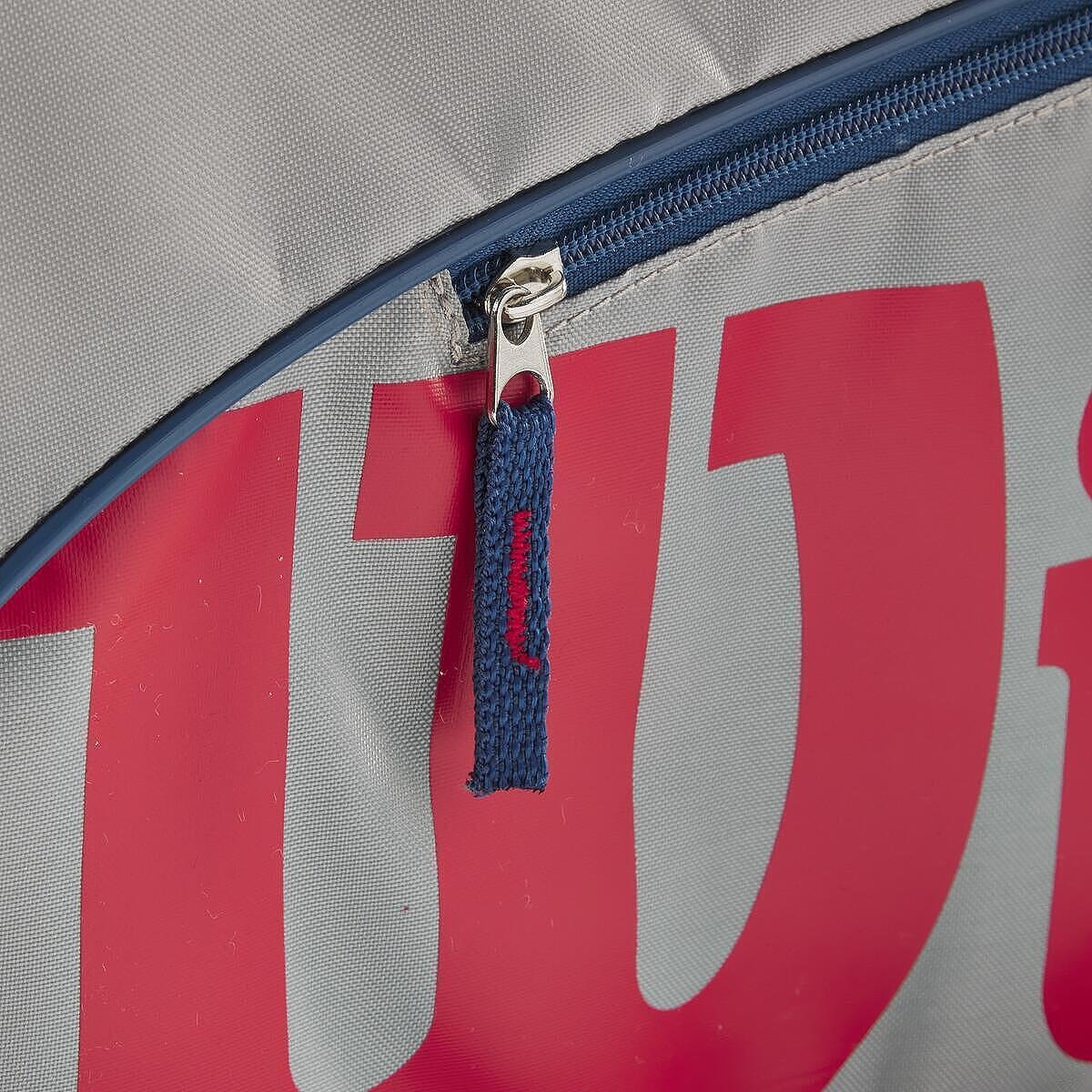 Детски тенис сак WILSON JUNIOR - 3 ракети, детайлен цип и дизайн на Wilson