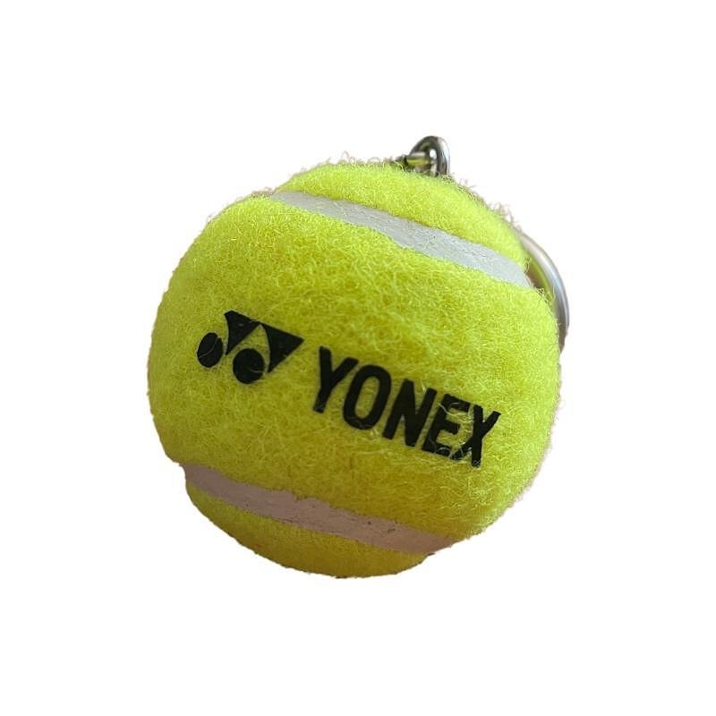 Ключодържател Yonex ACKEYB4 - стилен тенис аксесоар с дизайн на Yonex топка, подходящ за подарък и фенове на yonex