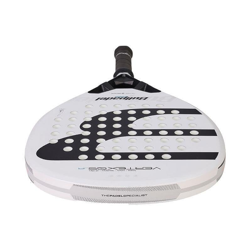 Rachetă de padel Bullpadel Vertex Jr Boy 26 cu formă de diamant, suprafață Polyglass, nucleu Evalastic și cadru din carbon CarbonTube, destinată jucătorilor tineri avansați.