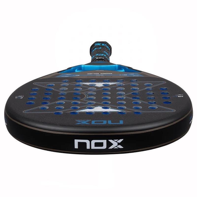 Падел ракета NOX AT Pro Cup Soft 2026 с форма капка, мека HR3 EVA сърцевина и грапава повърхност Exclusive Spin, подходяща за напреднали играчи, търсещи комфорт и контрол.