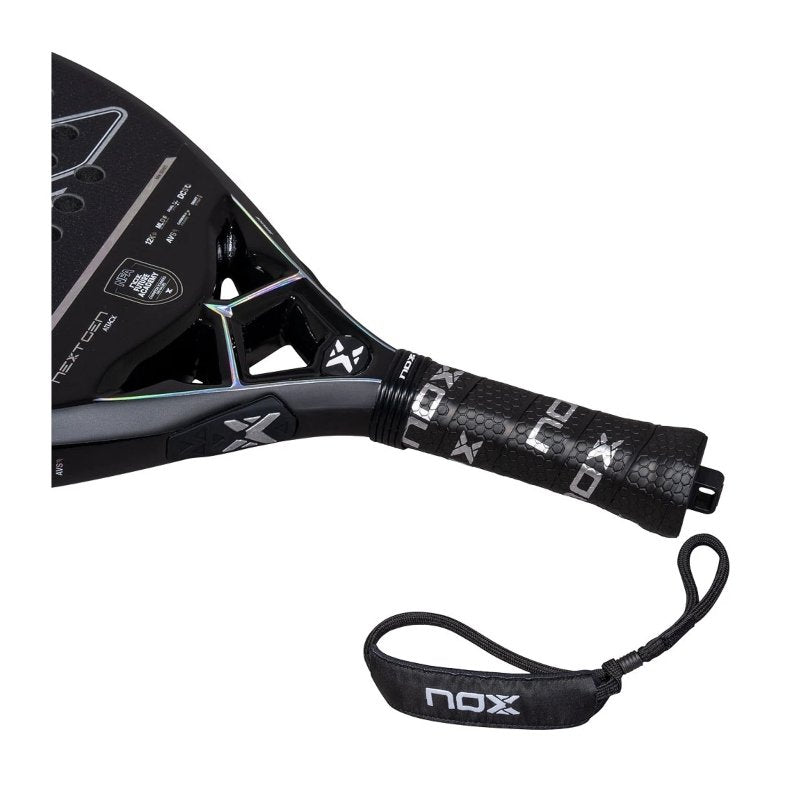 Rachetă de padel Nox Nextgen Pro Attack 12K NFA– rachetă profesională de padel cu formă de diamant, Carbon 12K, HR3 Black EVA și EOS Flap pentru putere maximă și stabilitate.