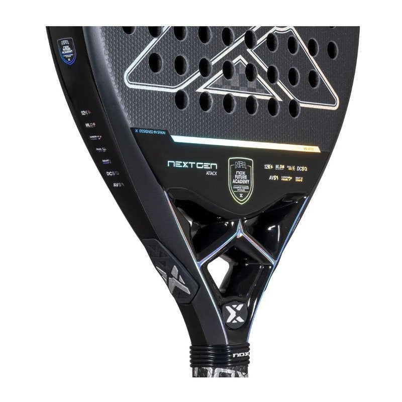 Rachetă de padel Nox Nextgen Pro Attack 12K NFA– rachetă profesională de padel cu formă de diamant, Carbon 12K, HR3 Black EVA și EOS Flap pentru putere maximă și stabilitate.