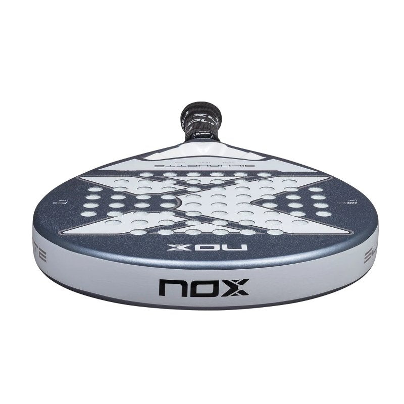 Rachetă de padel Nox X-One Silhouette 26– rachetă de padel cu formă rotundă, mâner prelungit, HR3 Core, 3K Fiberglass și ramă din carbon pentru control excelent și confort în timpul jocului.
