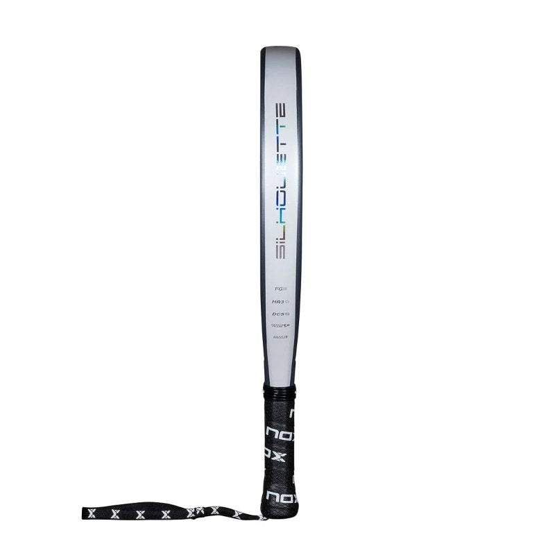 Rachetă de padel Nox X-One Silhouette 26– rachetă de padel cu formă rotundă, mâner prelungit, HR3 Core, 3K Fiberglass și ramă din carbon pentru control excelent și confort în timpul jocului.