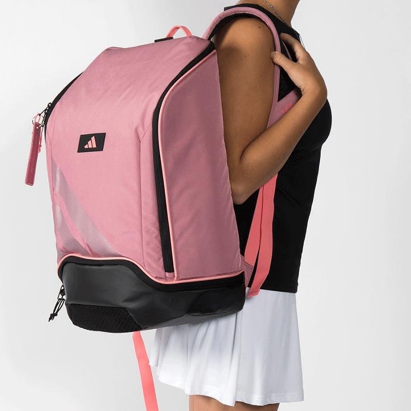 Rucsac de padel Adidas Protour Pink 2026 în culoarea Orange Rose, cu compartiment termoizolat pentru racheta de padel, compartiment inferior ventilat și spate căptușit pentru confort la purtare.