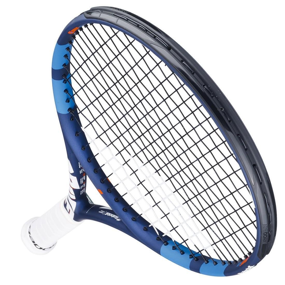 Rachetă de tenis Babolat Drive Junior 24 pentru copii – ușoară și comodă, ideală pentru antrenament și dezvoltarea micilor campioni.