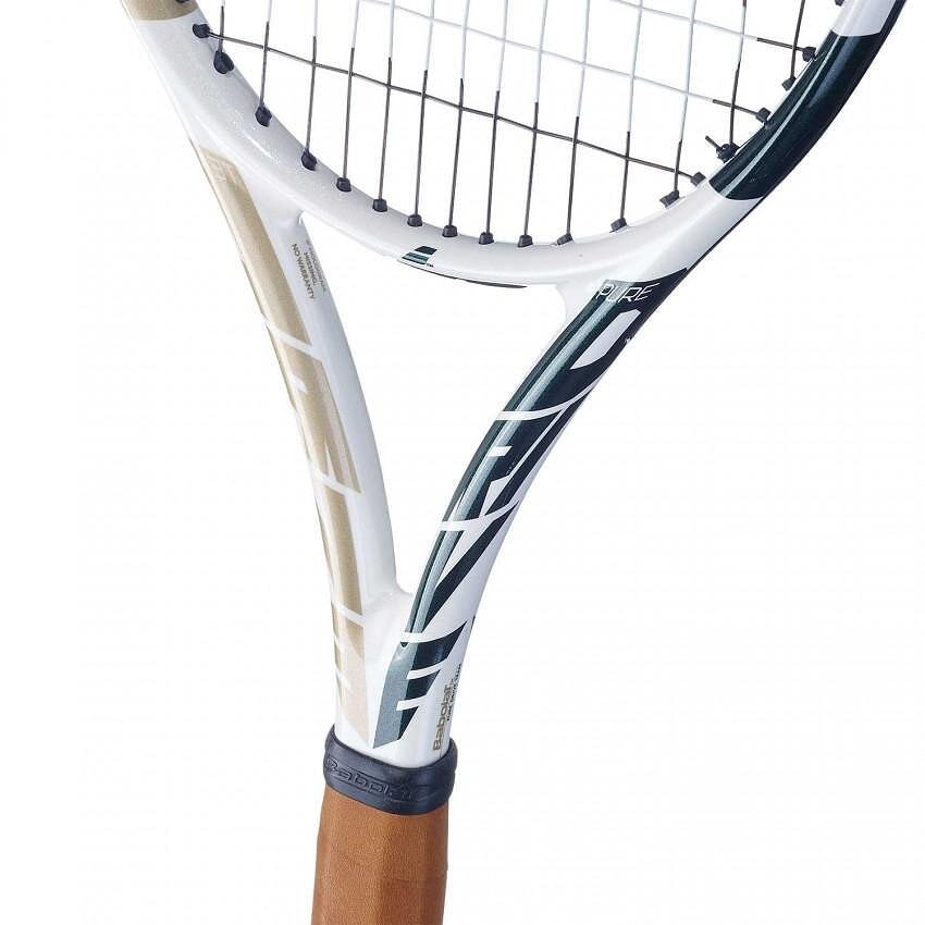 Rachetă de tenis Babolat Pure Drive Team Wimbledon Gen10 – o rachetă de tenis ușoară și versatilă Babolat cu design Wimbledon.