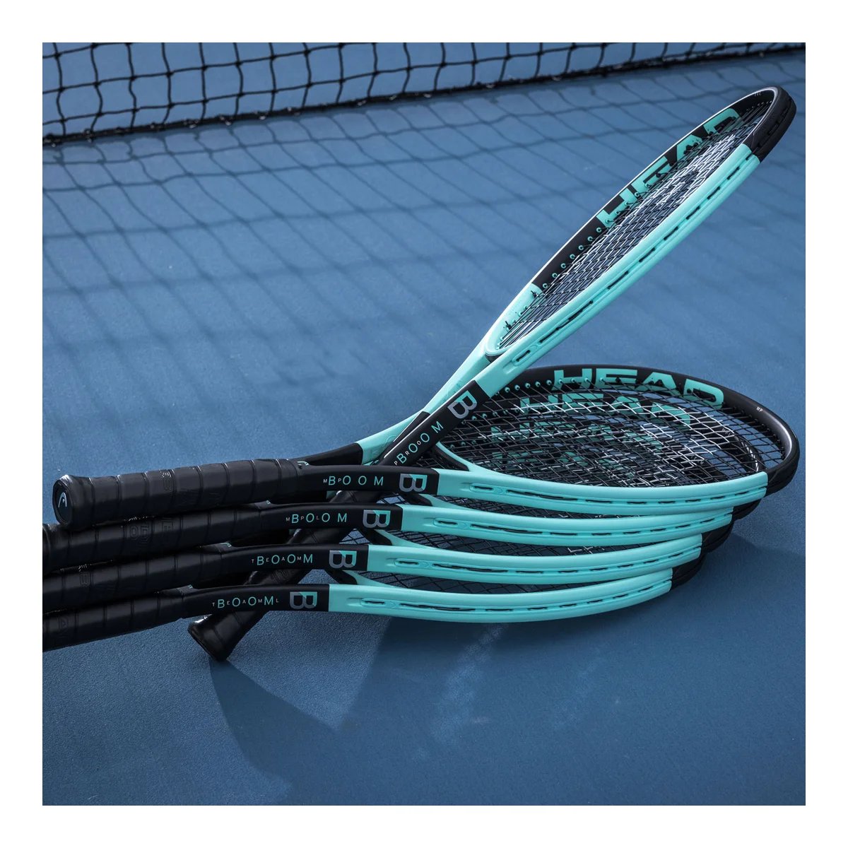 Rachetă de tenis HEAD Boom Team 2024 pe teren – head boom, rachete de tenis, wilson clash, yonex ezone