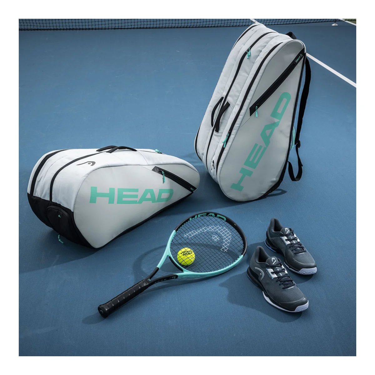 Rachetă de tenis HEAD Boom Team L 2024 cu geantă de tenis și echipament de tenis pe teren