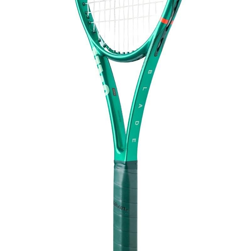 Tennis racket Wilson Blade 98 16x19 V10 with control and stability for competitive players