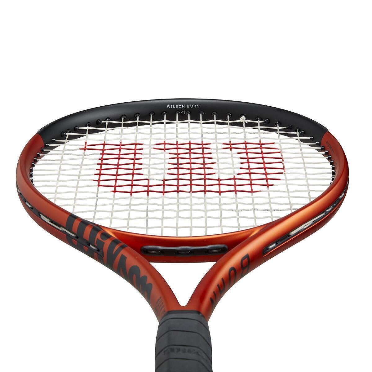 Rachetă de tenis Wilson Burn 100 V5 – preîntinsă, pentru putere, precizie și joc agresiv pe teren.