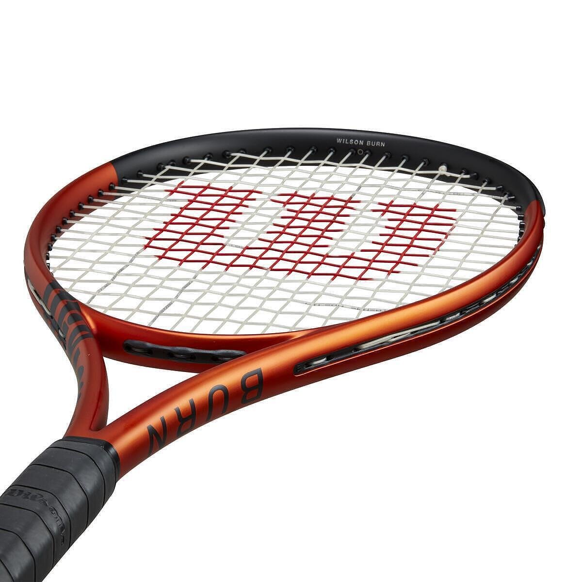 Rachetă de tenis Wilson Burn 100 V5, preîntinsă pentru putere, precizie și joc agresiv pe teren.