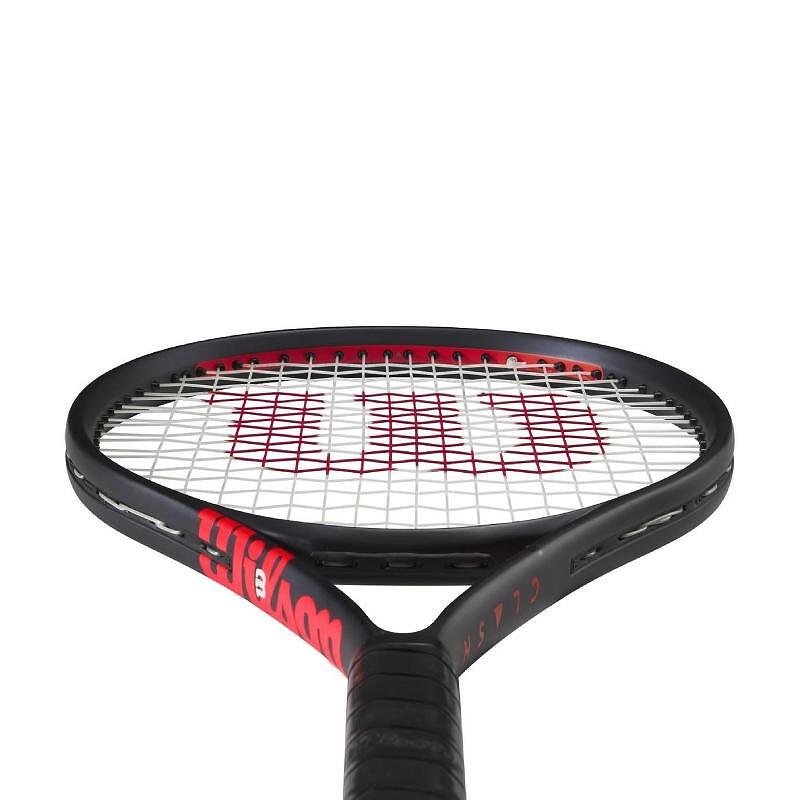 Wilson Clash 25 V3.0 tennis racket in black and red, a lightweight and comfortable junior racket for control and stability