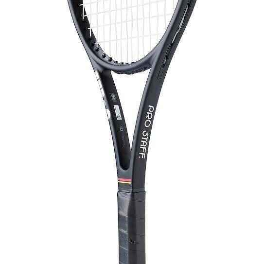 Rachetă de tenis Wilson Pro Staff 97L Classic – o rachetă Wilson ușoară și manevrabilă, pentru control precis și senzație clasică.