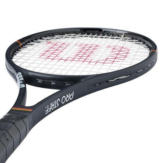 Rachetă de tenis Wilson Pro Staff 97L Classic – o rachetă ușoară, manevrabilă, cu design clasic, pentru control precis.