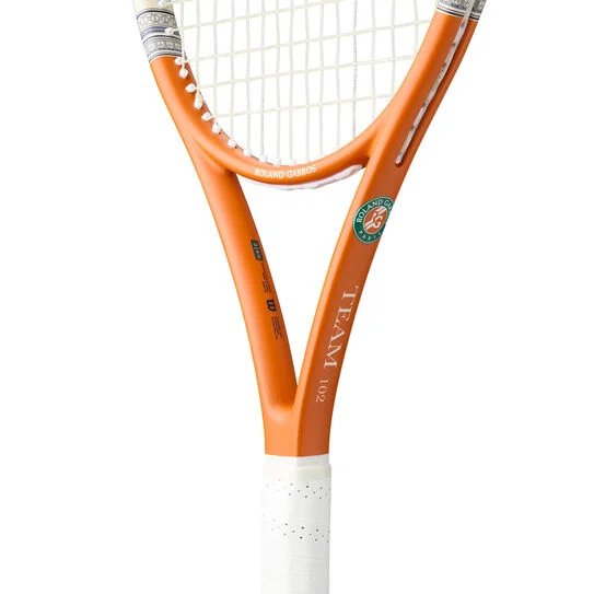 Rachetă de tenis Wilson Roland Garros 2026 Team 102 – rachetă de tenis Wilson ultraușoară pentru începători, cu sweetspot mai mare.