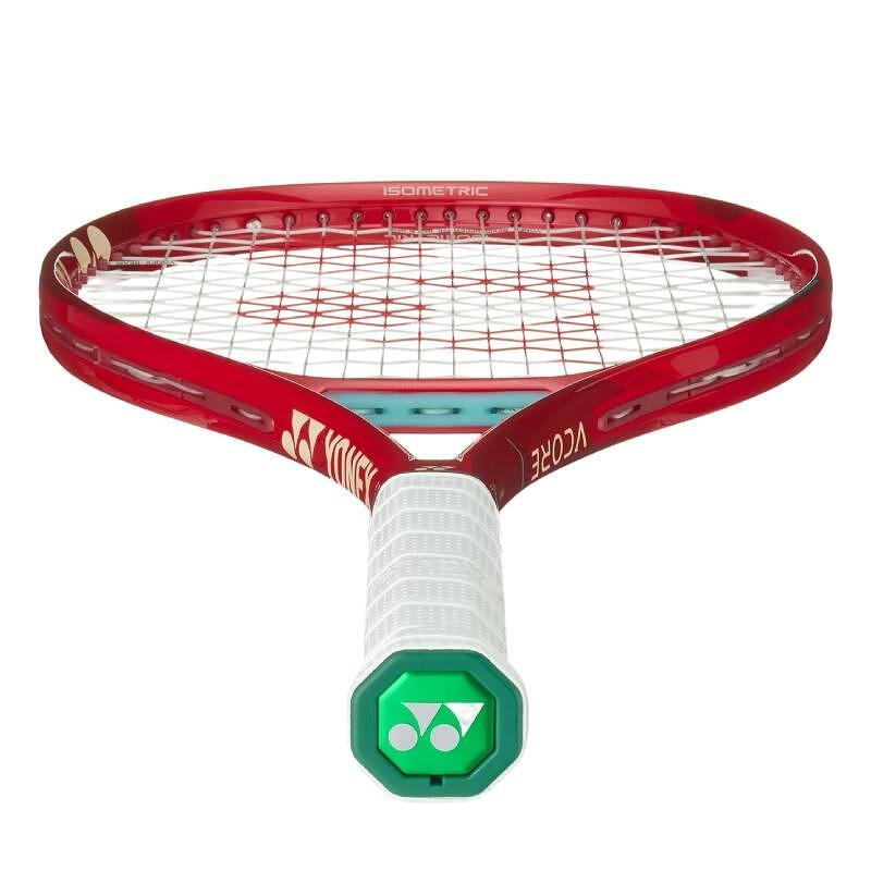 Rachetă de tenis Yonex VCORE 100L Ruby Red – ușoară și manevrabilă pentru spin puternic și control, ideală pentru jucătorii versatili.